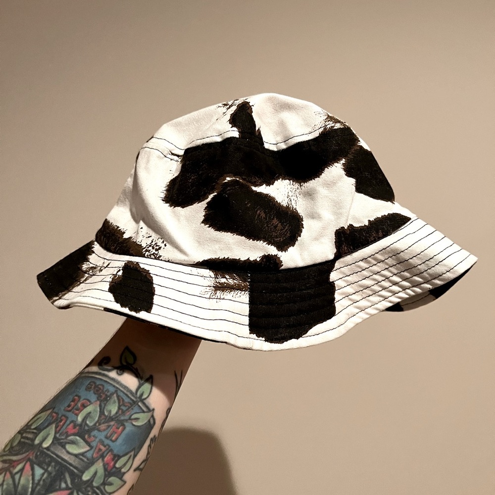 🐮 Urban Outfitters Cow Print Bucket Hat 🐮